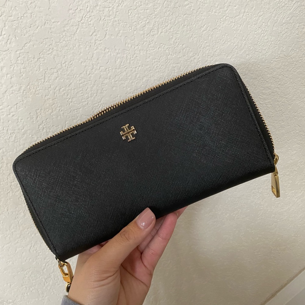 Tory Burch Robinson Passport Continental Wallet